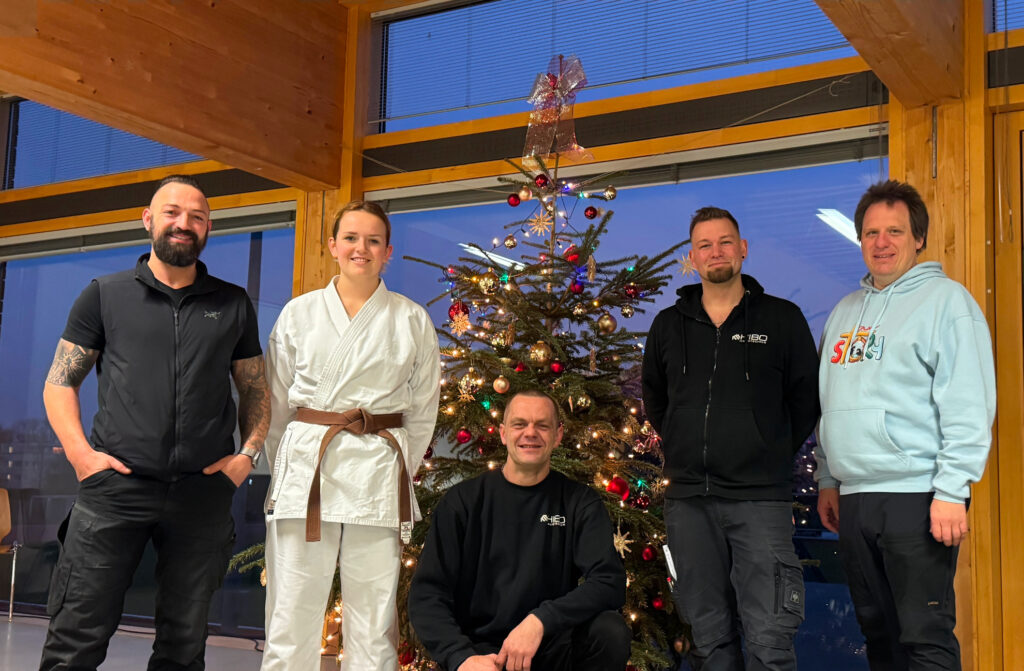 Weihnachtsbaum mit
Manfred Hiebl – Geschäftsleitung HiBo Haustechnik
Luisa – Trainerin Karate
Andreas Stange - Mitarbeiter der Fa. HiBo und Hausmeister der SGM
Michael Bortenschlager – Geschäftsleitung HiBo Haustechnik
Andreas Seiffert – Vorstand SGM